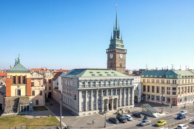 Bankovní budova na exkluzivním místě mezi zvonicí, Zelenou bránou a bývalou městskou spořitelnou, 2022. Zdroj Východočeské muzeum v Pardubicích.jpg